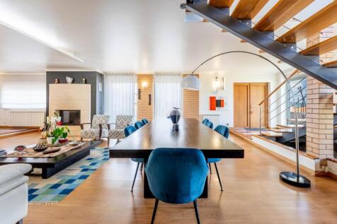 Exclusive Five-Bedroom Luxury Villa in Leiria
