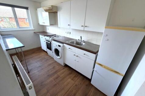 Lowry Drive, Houghton Regis, Central Bedfordshire photo 5