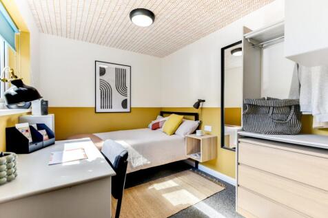 Bright, modern single bedroom with a comfortabl...