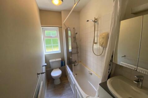 3LittleCourtBathroom.jpg