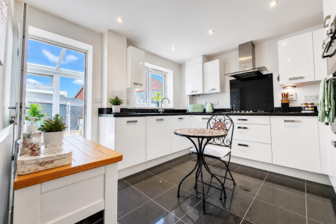 Modern Fitted Kitchen/Breakfast Room
