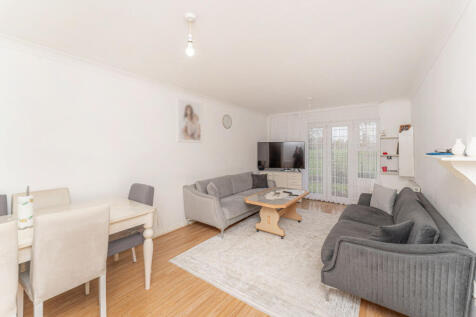 Well-Presented Two-Bedroom Apartment with Communa
