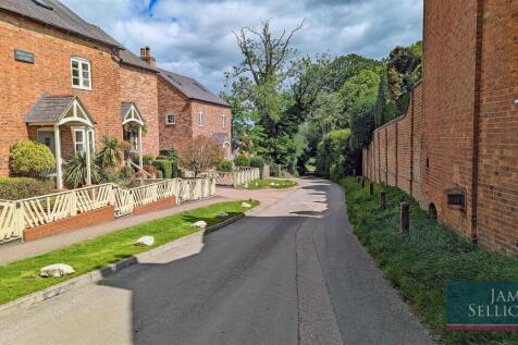 Quiet, no through lane which leads to the canal, t