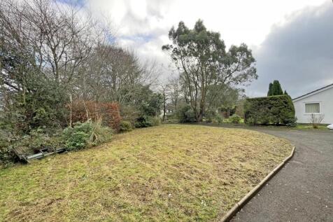 Leat Walk 45 - Front Garden.jpg