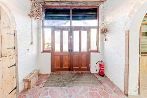 ENTRANCE - FOYER