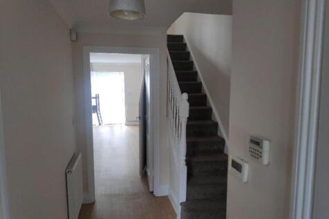 3 bed 2 bath house for rent in Forest Gate E7.