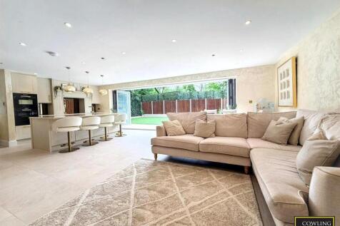 OPEN PLANNED LOUNGE/KITCHEN/DINER WITH BI FOLD DOO