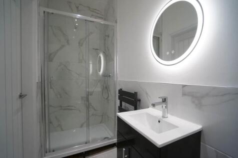 Bedroom 3 Ensuite.JPG