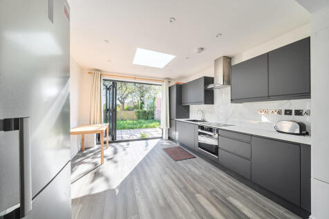 London, N13 - property photo