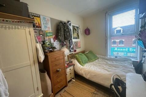 Queens Road, Hyde Park, Leeds photo 5