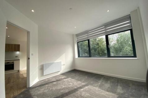 London Road, Staines-upon-Thames, Surrey, TW18 photo 4