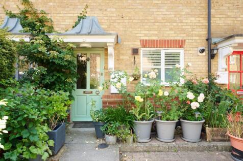 Jackson Close E9