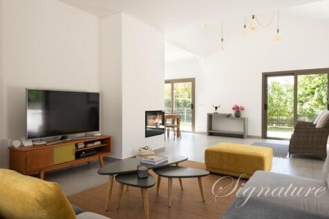 Signature-Balothel-130825-medium-12