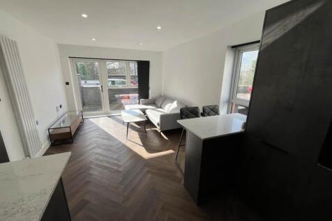 Arbour Edge,  King George V Drive East, Heath photo 4