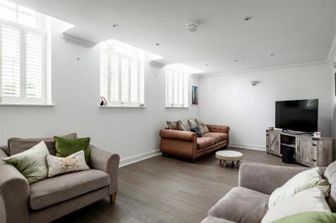 3 Assisi Court-1.jpg