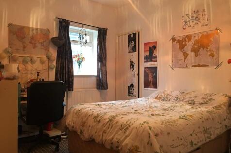 Cozy bedroom featuring a comfortable double bed...