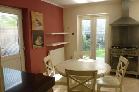 A STUNNING THREE-BEDROOM SEMI-DETACHED photo 5