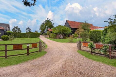 Gated gravel entrance drive leading to The Tithe B