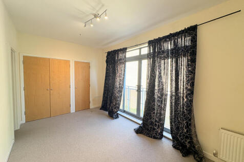 4 Bedroom Town House next to Train Station, Cambr