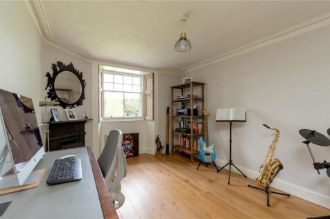 6 bed, 3 bath Detached in Edinburgh - Photo 8