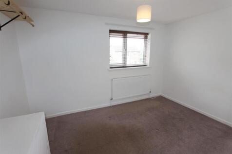 7 Lauderdale Close