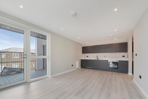2-bed flat on Gladstone Park Gardens, London, NW2, £2,400/mo