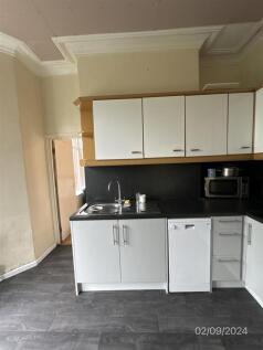 6 bedroom Detached for rent