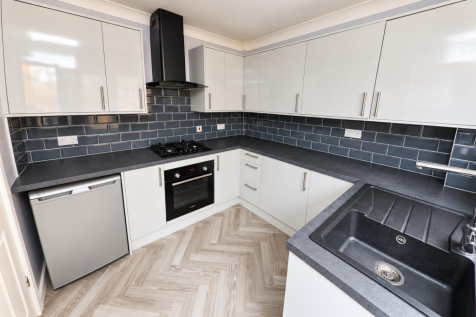 FITTED KITCHEN