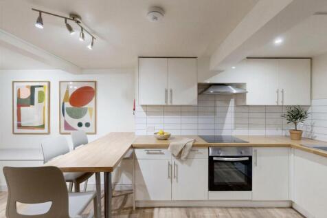 2-bed house on Otley Road, Leeds, £1,560/mo