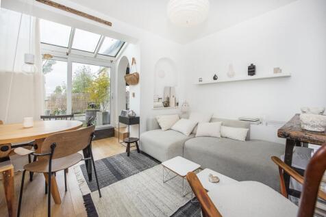 2-bed flat on Upper Richmond Road West London SW14, £2,150/mo