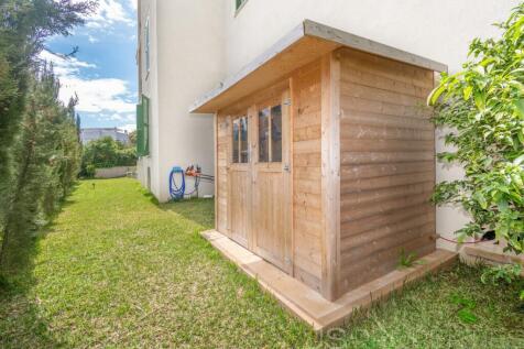 BEAUTIFUL MODERN GROUND FLOOR APARTMENT WITH A LARGE GARDEN AND COMMUNITY POOL