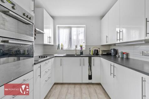 12 Badgers Croft Broxbourne EN10 7ED via properties estate letti
