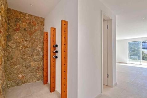 12-port andratx-moderne villa-kaufen-weinregal