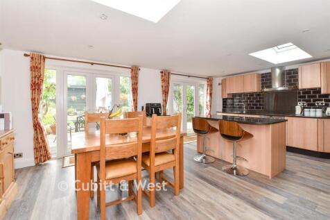 Kitchen/ Dining Room
