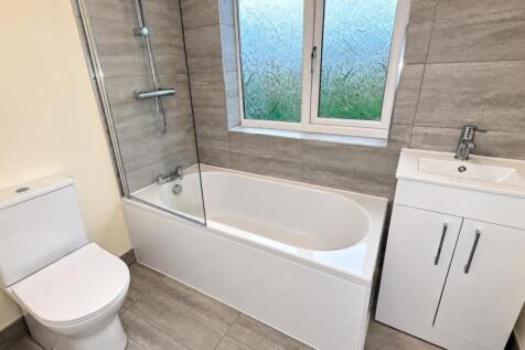 BATHROOM 24 BURLEIGH.jpg