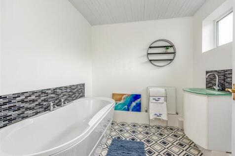 6 St Johns close-Bathroom.jpg