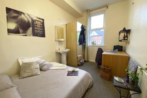 Bright and neatly furnished double bedroom with...
