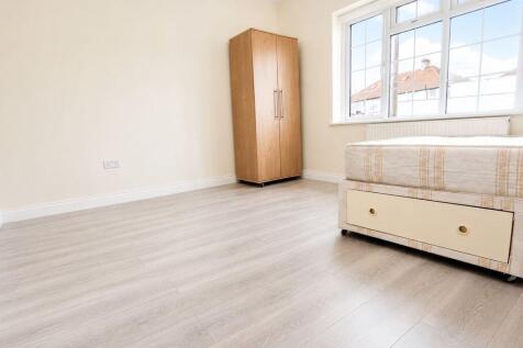 *** ALL BILLS ARE INCLUDED  *** Double Room with Own Bathroom - Finchley N12 photo 3