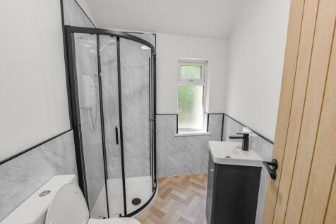 Shared Bathroom x3