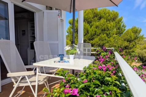 Licensed flat with pool in Addaia