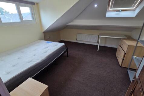 10-bed detached on Mauldeth Road, Manchester, £8,100/mo