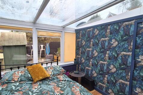 Hobby room/occasional bedroom