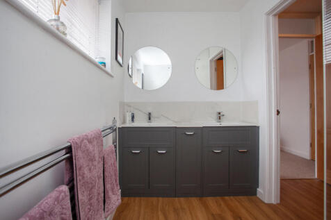 En suite to bedroom 1