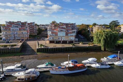 Regatta House, Teddington / River Thames