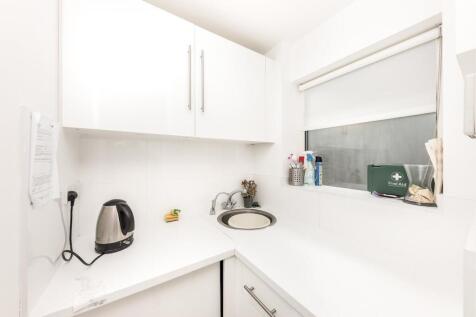 2 Salamanca Place kitchen.jpg