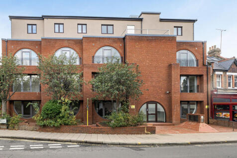 2-bed flat on Coombe Road, Kingston Hill, Kingston upon Thames, KT2, £2,000/mo
