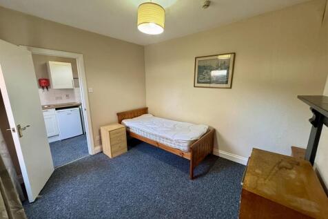 Bedroom (3/3)
