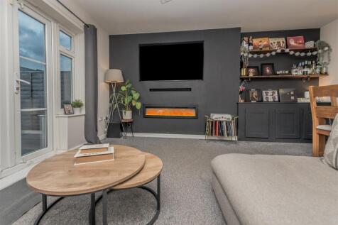 Living / Dining Room: