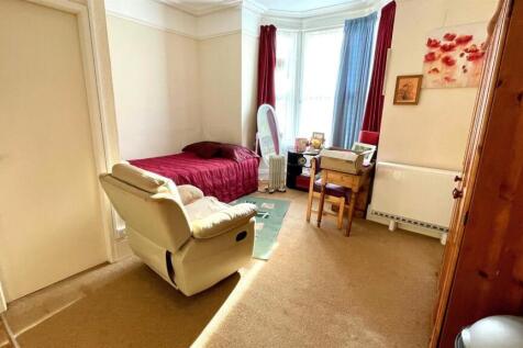 STUDIO/BEDSITTING ROOM