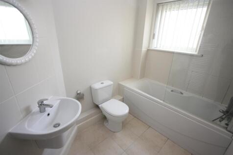 3 Longshore Apartments Bathroom